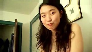 Azjatycka studentka oddaje się gorącej sesji, robiąc niegrzeczne rzeczy ze swoim kochankiem.