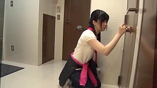 उत्साहित जापानी किशोर ग्लोरी होल के साथ प्रयोग करता है।