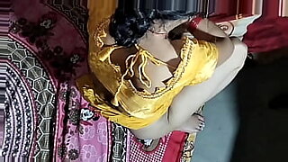 Indyjska piękność brudno rozmawia podczas intensywnego ostrego seksu.