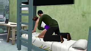 Bilik tingkat bawah asrama palsu mengalami aksi panas di dalam katil.