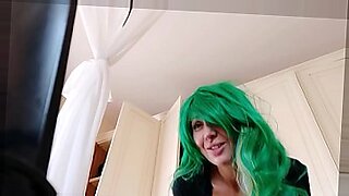 Piersiasta brunetka Ginebra Bellucci cieszy się intensywnym seksem analnym i wytryskiem na twarz.