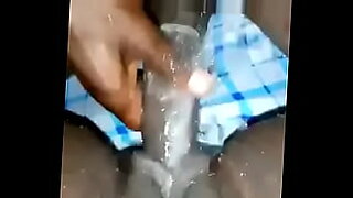 Tryskająca woda, intensywny orgazm w Kampali