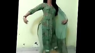 Kashmiri的性感音调和诱人的动作在一个热门视频中。
