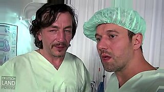 Seorang jururawat seksi diperiksa oleh seorang doktor Jerman yang bernafsu.