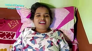 Die indische Schönheit Shubhanshree Sahu spielt in einem heißen MMS-Video mit.