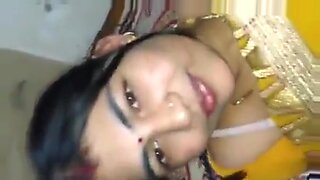 Desi bhabhi in saree teases with big boobs.
