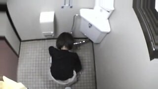 Amatorska Azjatka korzysta z publicznej toalety, a ukryta kamera rejestruje wszystko.
