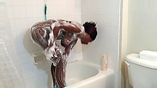 Aziatische vrouwen schoonmaken samen onder de douche
