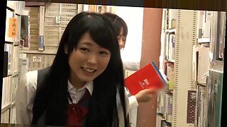 Nerd giapponesi guardano una pelosa ragazza asiatica essere riempita di sperma in un sesso di gruppo.